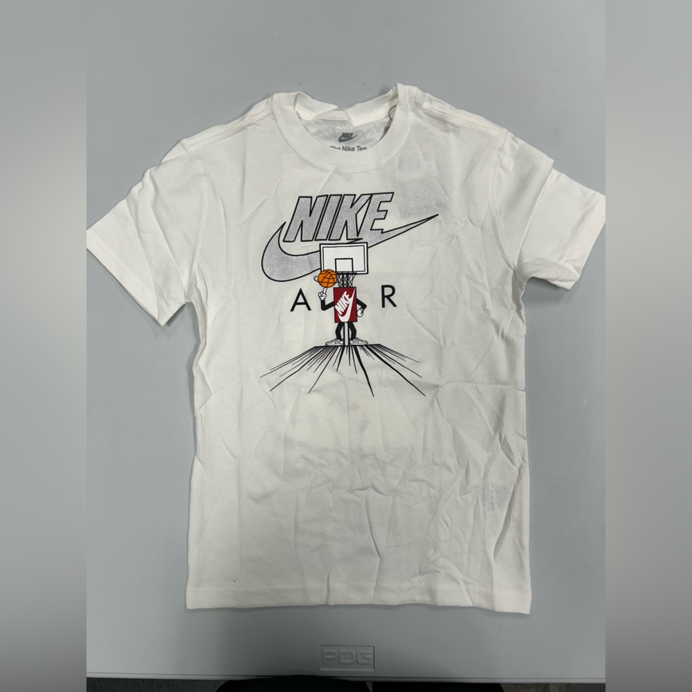 Nike Big Kids' Sportswear Basketball Graphic T-Shirt